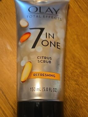 OLAY 7-in-1 Citrus Scrub Silver with Orange Accent